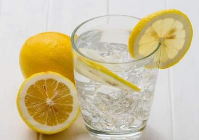 Эксперт рассказал, чем полезна вода с лимоном