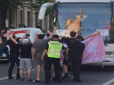 В Киеве фанаты заблокировали колонну автобусов 