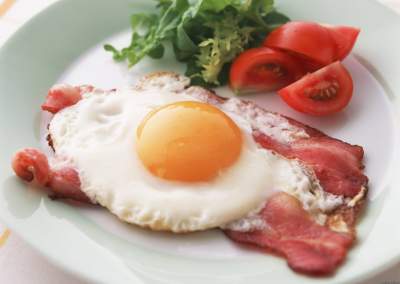 Диетологи назвали пять причин съесть яичницу на завтрак