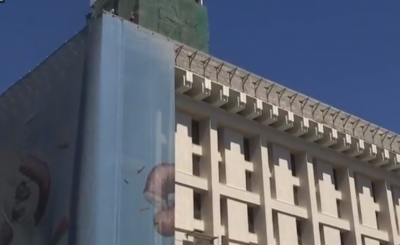 В Киеве снимают баннер, закрывающий фасад Дома профсоюзов