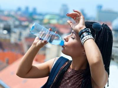 Правила употребления воды в жару, о которых полезно знать