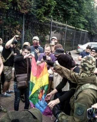 В Киеве демонстративно сожгли ЛГБТ-флаг