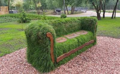 Один из киевских парков украсил травяной диван