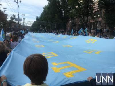 В Киеве развернули огромный крымскотатарский флаг