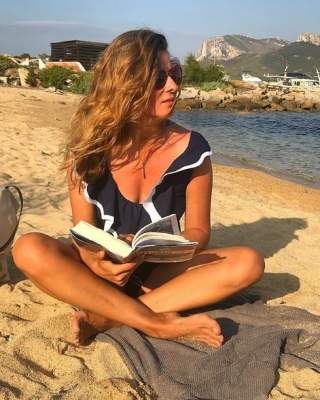 Жанна Бадоева показала, чем занимается на пляже
