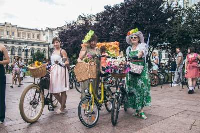 В Киеве девушки устроили велопробег