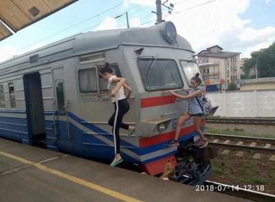 И девочки туда же: в Киеве дети катались «зацепом» на электричке