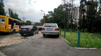 Жителей Киева возмутил очередной «герой парковки»