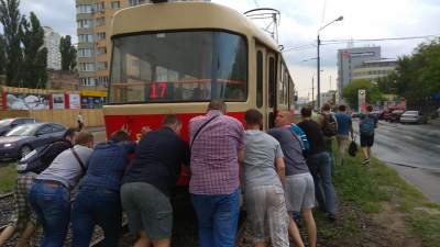 Комфорт за 8 гривен: в Киеве пассажирам пришлось толкать трамвай
