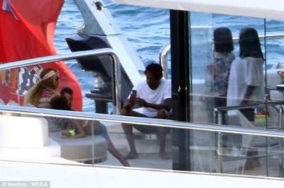 Папарацци сфотографировали Бейонсе и Джей Зи на яхте