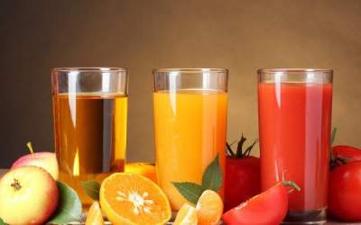 Диетологи объяснили, почему опасно пить натощак фруктовые соки