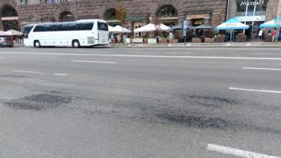 Киевлян возмутил некачественный ремонт дорог на Крещатике