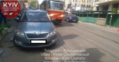 В Киеве «герой парковки» остановил движение трамваев