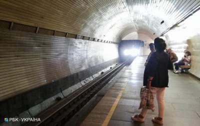 В киевском метро были замечены люди в белых халатах