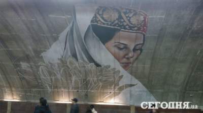 В Киеве станцию метро украсил портрет крымскотатарской девушки