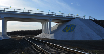 Украинские военные восстановили разрушенный боевиками мост