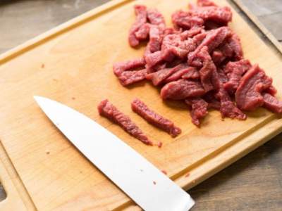 Диетологи подсказали, как правильно есть мясо