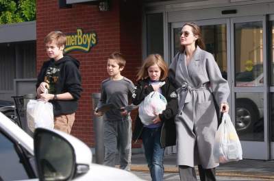 Анджелина Джоли прошлась по магазинам с детьми