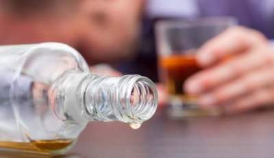 Врачи сообщили, как действовать при отравлении алкоголем