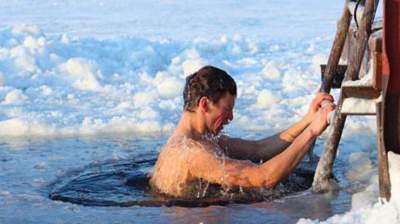 Как правильно окунаться в прорубь на Крещение: советы медиков