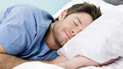 Ученые сообщили, на какой стороне кровати полезнее спать
