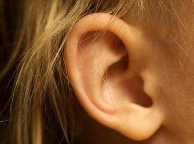 Врачи назвали симптомы приближающихся проблем со слухом