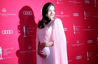 Беременная Миранда Керр впервые появилась на публике